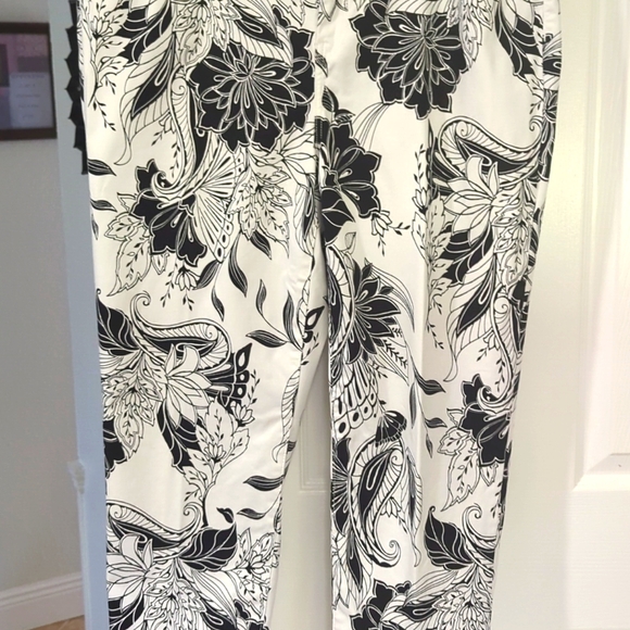Chico's Sateen Palm Springs Floral Platinum Crop Pants Size 3 or 16 - Picture 4 of 9